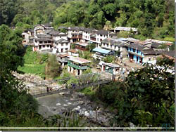 Nepal. Birethanti og hngebroen [Klik for et strre billede]