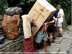 Nepal. Nepal. Familie p vej hjem med indkb - et kleskab bl.a. [Klik for et strre billede]
