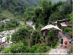 Nepal. Vandring gennem sm samfund langs floden [Klik for et strre billede]