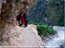 Nepal. Trafik i begge retninger p den smalle hovedvej til Tatopani [Klik for et strre billede]