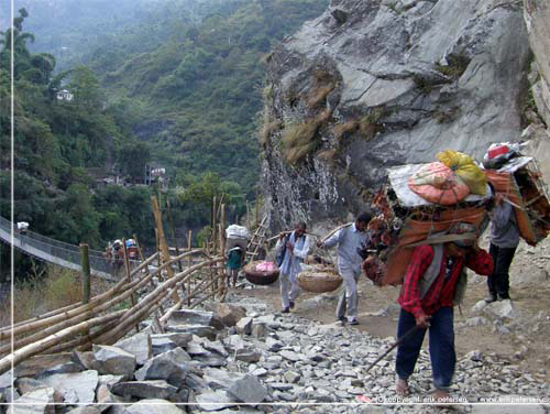 Nepal. Ved Tatopani. Sdan foregik transport i 2007, nu krer der biler