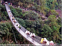 Nepal. Trafik p den store hngebro over Kali Gandaki [Klik for et strre billede]