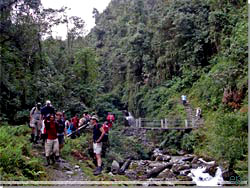 Nepal. P vej til Ghandruk. Stien krydser floden i klften [Klik for et strre billede]