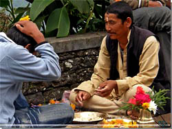 Nepal.  Ghandruk. Chefporteren forestod Velsignelses ceremonien [Klik for et strre billede]