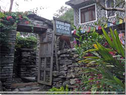 Nepal. Indgangen til Dhaulagiri Lodge set fra grdhaven [Klik for et strre billede]