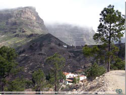 Gran Canaria. Tilbageblik mod Cruz Grande, med bjergkammen og bjerget, hvor tur 4 til La Goleta kravler på [Klik for større foto]