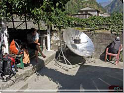 Nepal. Solar vandkoger i Tiplyang [Klik for et strre billede]