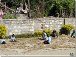 Nepal. Skolen ved siden af lodgen med udendrs undervisning [Klik for et strre billede]