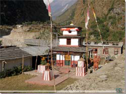 Nepal. Vi nrmer os Tatopani. Stlbroen ses bag templet [Klik for et strre billede]