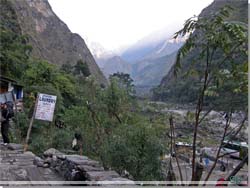 Nepal. P vej ud af Tatopani tidlig morgen [Klik for et strre billede]
