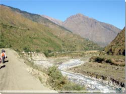 Nepal. S gr det ud ad landevejen og op gennem Kali Gandaki klften [Klik for et strre billede]