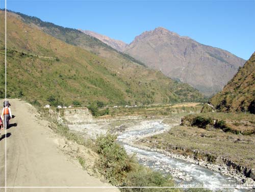 Nepal. S gr det ud ad landevejen og op gennem Kali Gandaki klften [copyright: Erik Petersen]