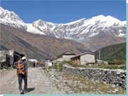Nepal. Dhaulagiri isfaldet og Tukuche peak ret forude