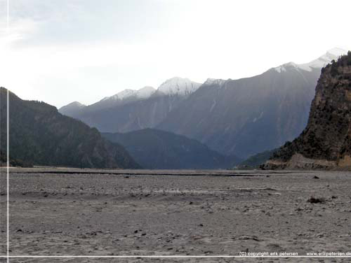 Nepal. Her er det, planlgningen drejer sig om. Den enorme Kali Gandaki klft og de store kmper. Her de 3 hvide Nilgiri toppe