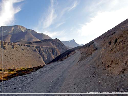 Nepal. Mustang. Det er den vej til Muktinath. Udsigt mod st [copyright: Erik Petersen]