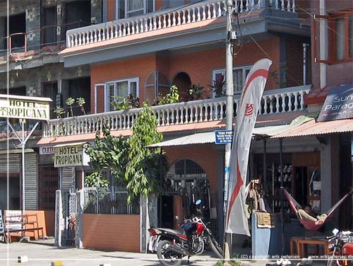 Nepal. Hotel Tropicana, Lake Side, ved Phewa sen i den nordlige ende af Pokharas turist strg [copyright: erikpetersen.dk]