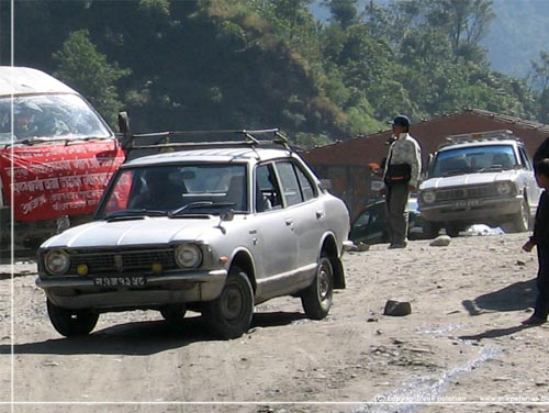 Nepal. Den lille Toyota Corolla taxi i Beni