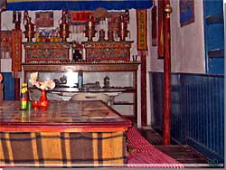 Nepal. Den hyggelige Dining-hall i Tukuche Guest House [Klik for et strre billede]