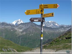 Typisk skiltning i Schweiz og Italien. Her ved Gr. Col Ferret (2537 moh) p grnsen mellem de 2 lande
