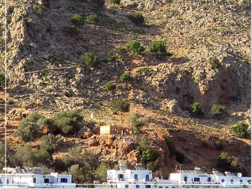 Bag Loutros hvide huse zig zagger stien ca 650 m op ad bjergsiden