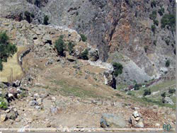 Sporet slynger sig ned langs en stor klippevg og dybt nede ses flodlejet