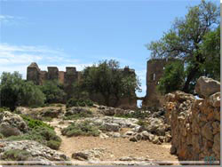 Til venstre ligger ruinen af et gammelt tyrkisk fort