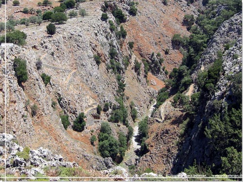 Den gamle selsti af brosten, zig zagger p begge klippesider af klften, ved starten i Aradena