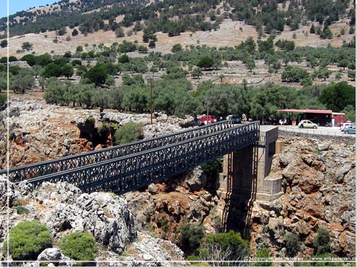 Aradena broen fra 1986 over den 138 m dybe klft. Der er bungyjump fra broen om sommeren