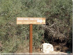 Cypern. Stien deler sig og et skilt viser vej til Kykloppens hule [Klik for et strre billede]