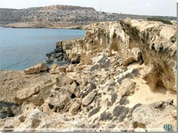 Cypern. Et lille pothole med sand i ly af klippen  [Klik for et strre billede]