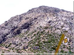 Linoseli Col, bjergpasset, i baggrunden Gingilos [Klik for en forstrrelse]