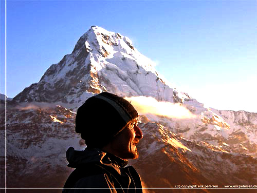 Nepal. Webmaster Erik Petersen med Annapurna South som baggrund