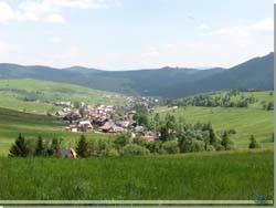 Slovakiet. Zdiar, den 6 km lange landsby set fra bakkerne i vest [Klik for et strre billede]