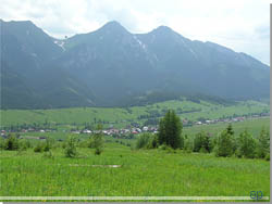 Slovakiet. Zdiar med Belianske Tatra set fra bakkerne [Klik for et strre billede]