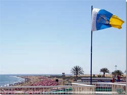 Gran Canaria. Flaget og udsigt mod las Dunas de Maspalomas [Klik for et strre foto]