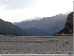 Nepal. De 3 hvide Nilgiri toppe ligger p stribe i horisonten [Klik for et strre billede]