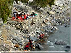 Nepal. En gruppe mennesker i gang med at partere en okse [Klik for et strre billede]