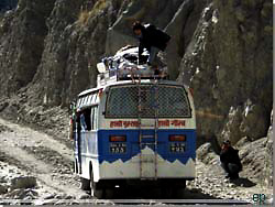 Nepal. Bussen har tabt noget af bagagen fra taget [Klik for et strre billede]