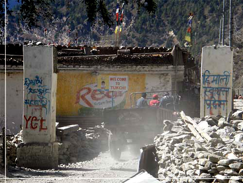 Nepal. Vi entrer Tukuche i en stvsky fremkaldt af en 'high speed' traktor og 3 unge mennesker med udtalt ddsforagt [copyright: Erik Petersen]
