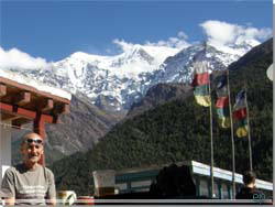 Nepal. Webmaster p taget af Tukuche Guest House med Nilgiri i baggrunden [Klik for et strre billede]