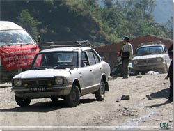 Nepal. Den lille Toyota Corolla taxi i Beni [Klik for et strre billede]