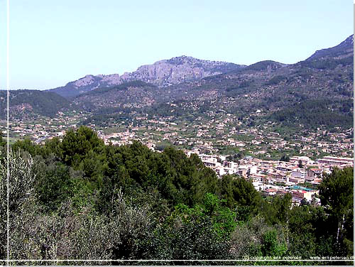 Mallorca. Sller dalen med byen Sller ligger omkranset af Tramuntana bjergene