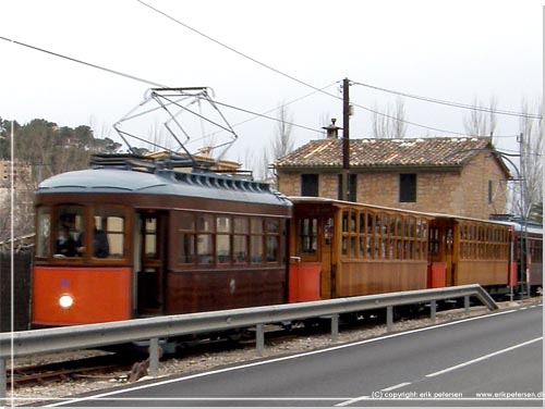 Mallorca. Sporvognen p vej til Porto de Sller langs hovedvejen