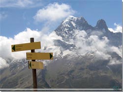 Skiltning til Les Cheserys og Argentiere med Mont Blanc i baggrunden
