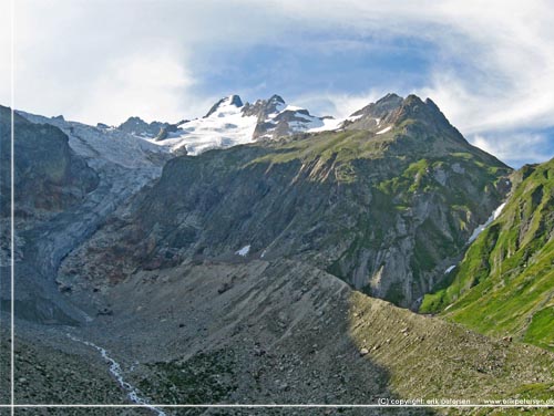 TMB. Den store gletcher Glacier du Pre de Bar p fransk, p italiensk er det vist Ghiaccio di Pr de Bard, ligger lige overfor Rifugio Elena. Den er skrumpet meget iflg. fotos p refugiet