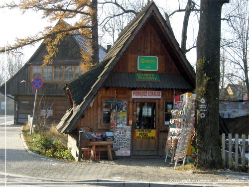 En af de mange sm kiosker i Zakopane, der bl.a. slger vandrekort