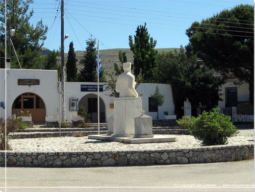 Statuen af Yiannis Daskaloyiannis midt p torvet i Anopolis. Daskaloyiannis organiserede den frste store opstand mod tyrkerne i 1770