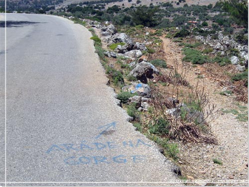 Der er skrevet Aradena Gorge med blt p asfalten - men i den hjre side af vejen