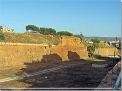 Voldgraven og bymuren vest for den gamle bydel og havnen