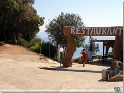 Cypern. Ved siden af restauranten frer stien ned til Konnos Bay [Klik for et strre billede]